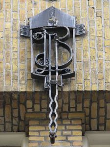 905509 Afbeelding van een smeedijzeren ornament met de letters 'I B', aan de gevel van het gebouw van de voormalige ...